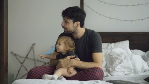 Padre joven molesto porque su hija y su esposa lo molestan para trabajar en casa — Vídeos de Stock
