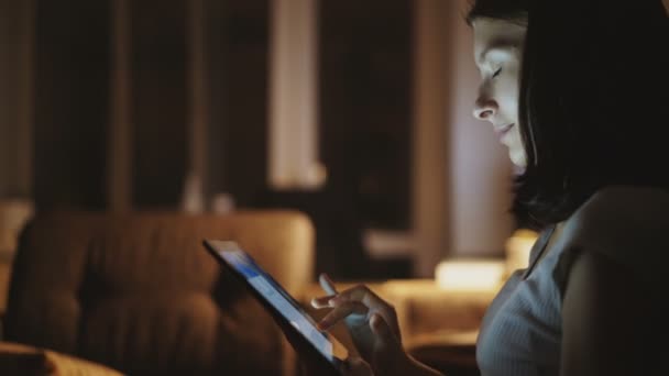 Genç kadın sörf tablet bilgisayar geceleri evde Close-Up — Stok video