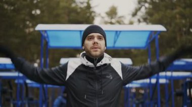 Egzersiz eğitim kış Park önce ısınma genç sporcu adam