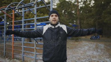 Egzersiz eğitim kış Park önce ısınma genç sporcu adam