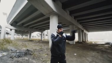 Stedicam atış bir boksör adam boks yapıyor kulaklık dinlemek müzik kentsel konumu açık havada süre kışın egzersiz