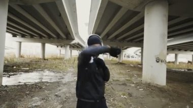 Dolly zoom çekim boksör adam boks yapıyor kulaklık dinlemek müzik kentsel konumu açık havada süre kışın egzersiz