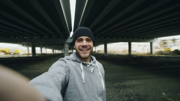 POV de hombre deportivo feliz tomando retrato selfie con teléfono inteligente después de entrenar en la ubicación urbana al aire libre en invierno — Vídeo de stock