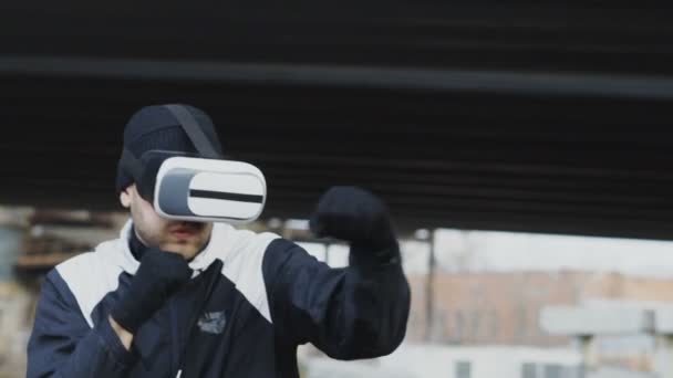Slowmotion bokser człowiek w Vr 360 headset szkolenia stemple w rzeczywistości wirtualnej walki na zewnątrz w zimie — Wideo stockowe