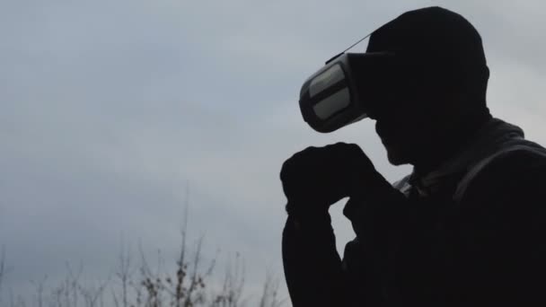 Silueta de cámara lenta de hombre boxeador en VR 360 golpes de entrenamiento de auriculares en realidad virtual lucha al aire libre en invierno — Vídeo de stock