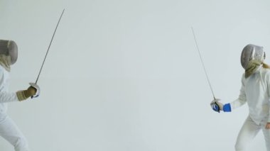 Eğitim eğitmen beyaz Studio kapalı ile eskrim sahip genç kadın fencer