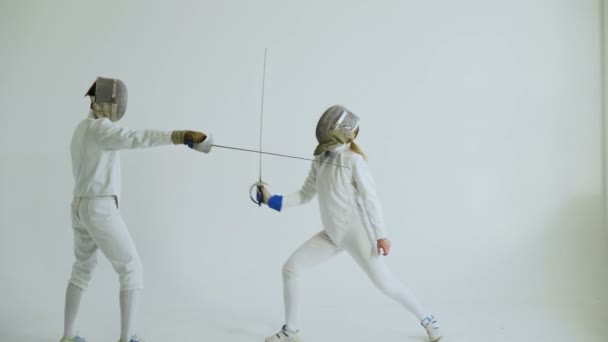 Deux escrimeurs ayant des exercices d'attaque d'entraînement en escrime sur fond blanc — Video