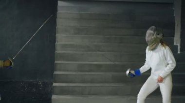 İki eskrimcilerin erkek ve kadın sallamak her diğer rekabet kapalı eskrim sonunda eller