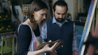 Yetenekli sanatçı erkek eğitim genç kız resim ve Sanat Atölyesi temel açıklayan çizmek için