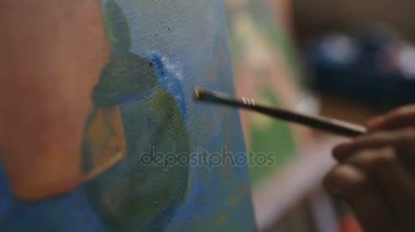 Sanatçı kadının el fırça boyama natürmort resim üzerine yağlıboya sanat Studio ile yakın çekim