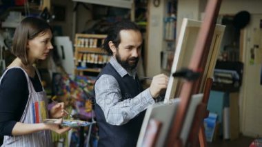 Gösterilen ve resim sanat sınıf öğrencisi için temelleri tartışılması yetenekli sanatçı öğretmen