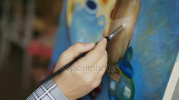 Close-up van mans hand schilderij stilleven foto op canvas in art studio — Stockvideo