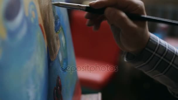 Close-up van mans hand schilderij stilleven foto op canvas in art studio — Stockvideo