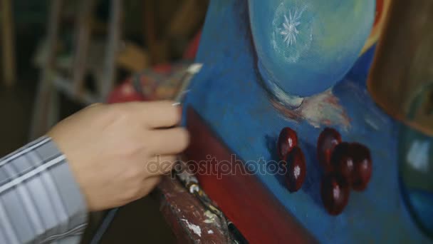 Close-up van mans hand schilderij stilleven foto op canvas in art studio — Stockvideo
