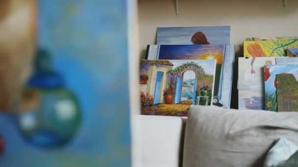 Panorama de belle nature morte peinture sur toile en atelier d'art — Video