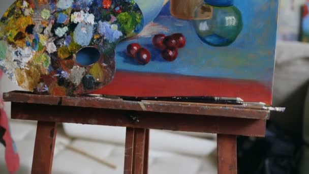 Incline-se de bela pintura ainda vida na lona no estúdio de arte — Vídeo de Stock