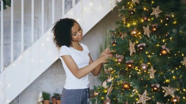 Noel ağacı evde dekorasyon kıvırcık karışık yarış kız Xmas kutlama için hazırlanıyor