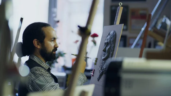 Sculpteur créant la sculpture des humains visage sur toile tout en parlant avec la femme le posant dans un atelier d'art — Photo
