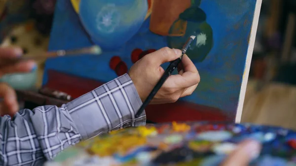 Gros plan de mans peinture à la main image de la nature morte sur toile à l'école d'art — Photo
