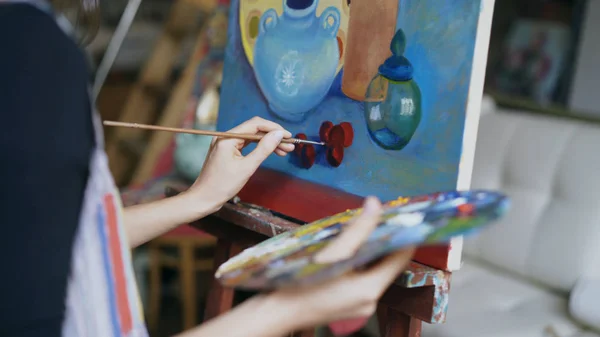 Primer plano de la mano de las mujeres artistas con pintura al pincel bodegón cuadro sobre lienzo en el estudio de arte —  Fotos de Stock