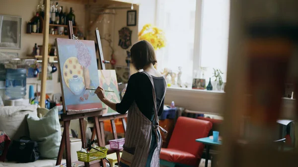 Вид спереду Дівчина-живописець в фартуховому живописі Натюрморт картина на полотні в арт-класі — стокове фото