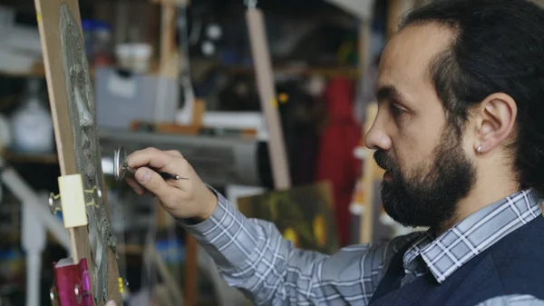 Gros plan de Sculpteur créant une sculpture de femmes visage sur toile dans un atelier d'art — Photo