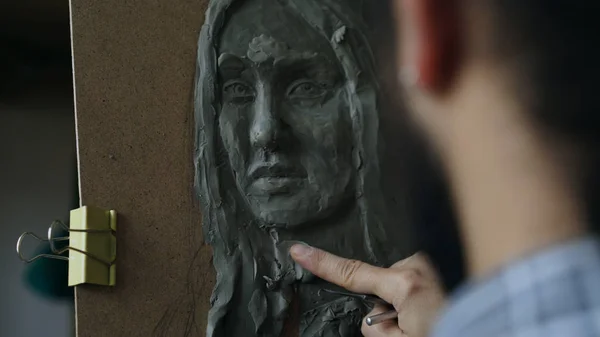 Primer plano del escultor creando la escultura de la cara de los seres humanos sobre lienzo en el estudio de arte — Foto de Stock