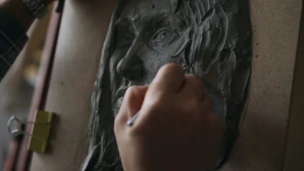 Close-up of Sculptor creating sculpture of womans face on canvas in art studio — Stock Photo, Image