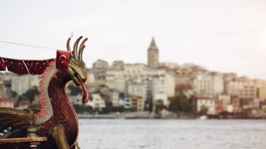 Istanbul, Türkiye - 23 Ağustos 2017: Galata Kulesi ve Istanbul cityscape ile boğaz içinde yüzen turist tekne