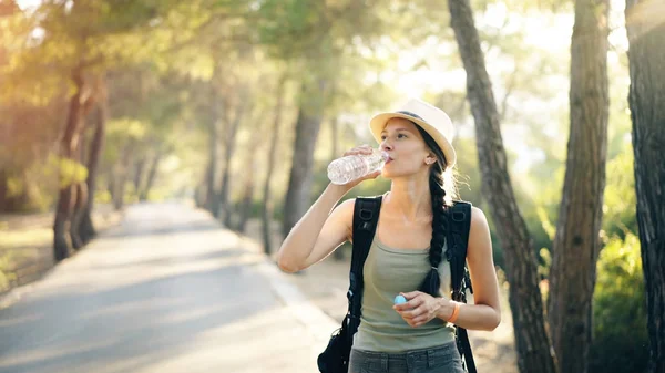 Çekici genç turist kız tarafından içme suyu backpacker yolculuk sonra ferahlatıcı