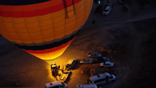 Bunte Heißluftballons bereiten sich auf den Flug über rotes Tal in Kappadokien vor — Stockfoto