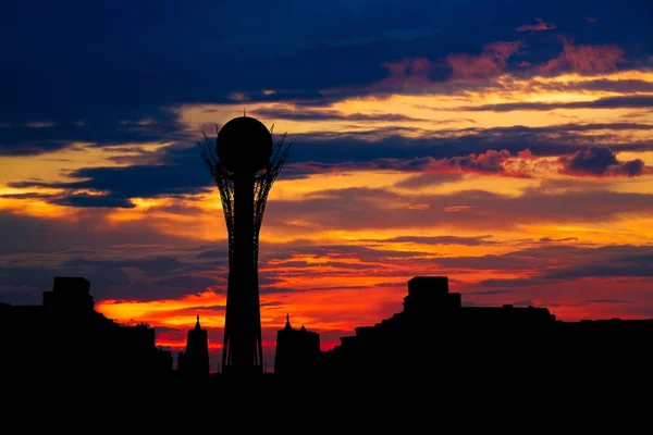 Silhuetten av Astana stadsbilden Kazakstans huvudstad på vacker solnedgång — Stockfoto