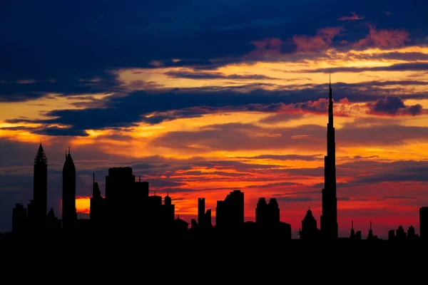 Dubai cityscape siluet günbatımı üzerinde — Stok fotoğraf