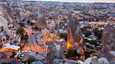 Gün batımında Göreme Köyü Türkiye'de-Kapadokya