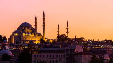 Istanbul cityscape turist ile Süleymaniye Camii ile boğaz geceleri yüzen gemi