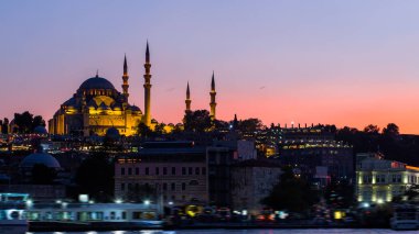 Istanbul cityscape turist ile Süleymaniye Camii ile boğaz geceleri yüzen gemi