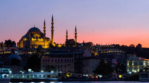 Panoráma Istanbulu s Sulejmanovy mešity s turistickou lodí plovoucí na Bospor v noci — Stock fotografie