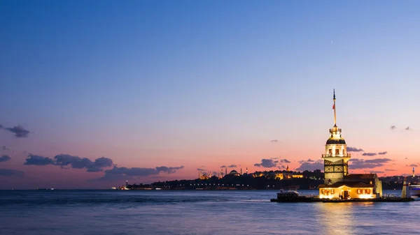 Maiden Tower o Kiz Kulesi con barche turistiche galleggianti sul Bosforo a Istanbul di notte — Foto Stock