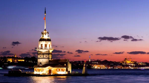 Maiden Tower o Kiz Kulesi con barche turistiche galleggianti sul Bosforo a Istanbul di notte — Foto Stock