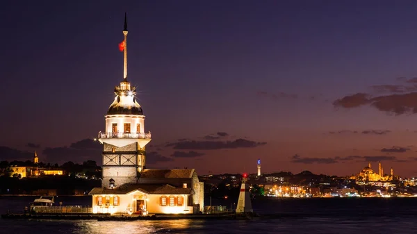 Maiden Tower ή Kiz Kulesi με κυμαινόμενο τουριστικά σκάφη στο Βόσπορο στην Κωνσταντινούπολη το βράδυ — Φωτογραφία Αρχείου