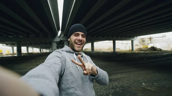 Pov mutlu sportif adam Kışın açık havada konumda eğitimden sonra smartphone ile selfie portre çekici — Stok fotoğraf