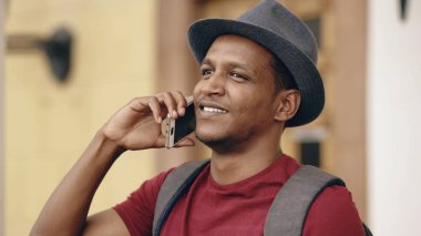 Afrika kökenli Amerikalı turist adam Avrupa'da seyahat ederken Smartphone ile sohbet