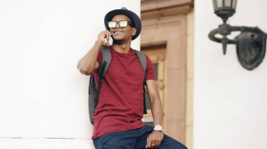 Avrupa'nın tarihi bina yakınındaki smartphone ayakta sohbet Afrikalı-Amerikalı turist adam