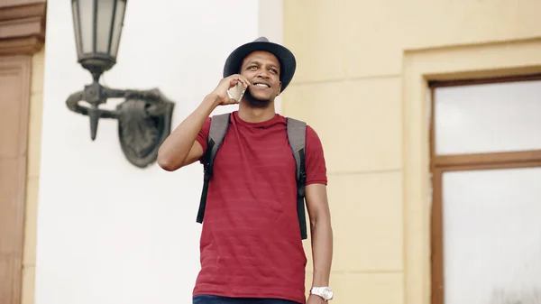 Afrikaanse Amerikaanse toerist man chatten met smartphone terwijl het reizen in Europa — Stockfoto