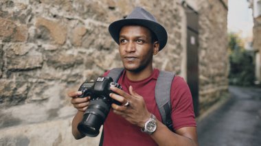 Afrika mutlu turist alarak fotoğraf onun dslr fotoğraf makinesi. Genç adam Avrupa'da seyahat