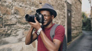 Afrika mutlu turist alarak fotoğraf onun dslr fotoğraf makinesi. Genç adam Avrupa'da seyahat