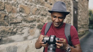 Afrika mutlu turist alarak fotoğraf onun dslr fotoğraf makinesi. Genç adam Avrupa'da seyahat