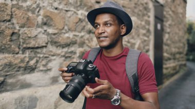 Afrika mutlu turist alarak fotoğraf onun dslr fotoğraf makinesi. Genç adam Avrupa'da seyahat
