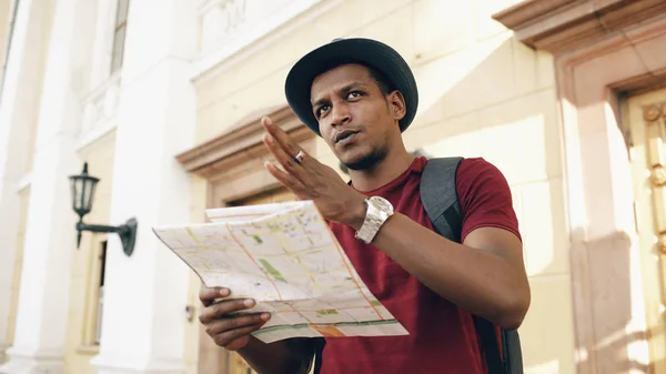 Африканский турист, изучающий карту города во время путешествий по Европе — стоковое фото