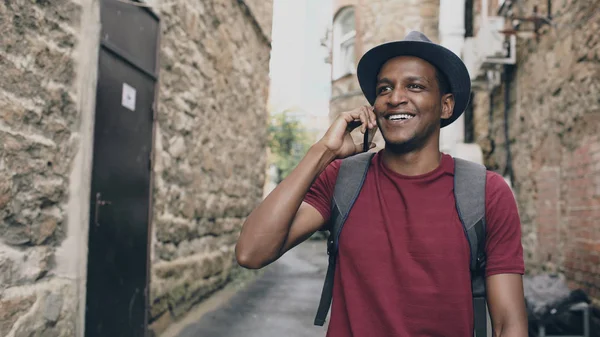 मिश्र रेस पर्यटक चालणे आणि गप्पा मारणे फोन. युरोप मध्ये प्रवास तरुण आनंदी माणूस — स्टॉक फोटो, इमेज